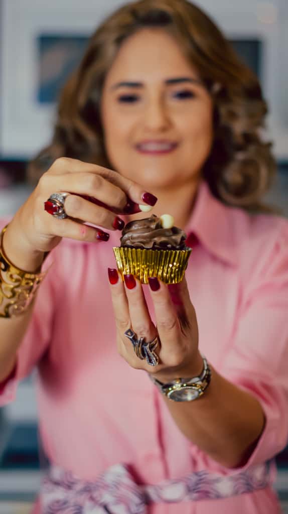Victoria decorando cupcakes profesionales